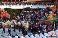 美国各族裔民众在佛光山西来寺共庆蛇年新春