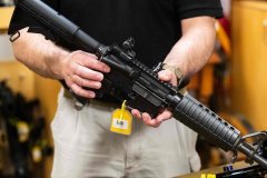 美国总统特朗普签署行政令 审查拜登政府的枪支