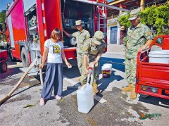火箭军工程大学官兵送水上门解难，村民的水缸